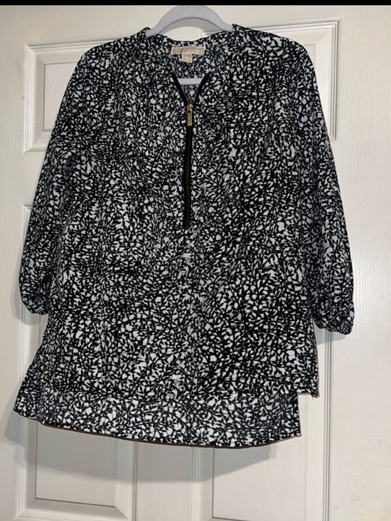Michael Kors Tops - Michael Kors Monochrome Leaf Pattern Garment